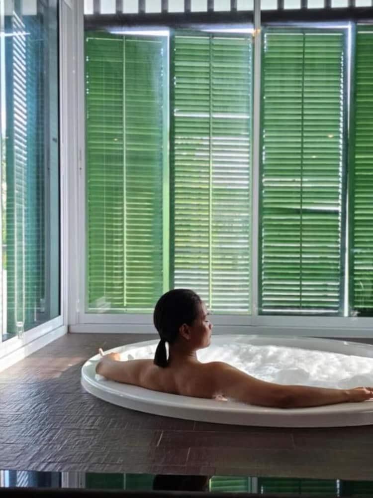 swimming pool spa