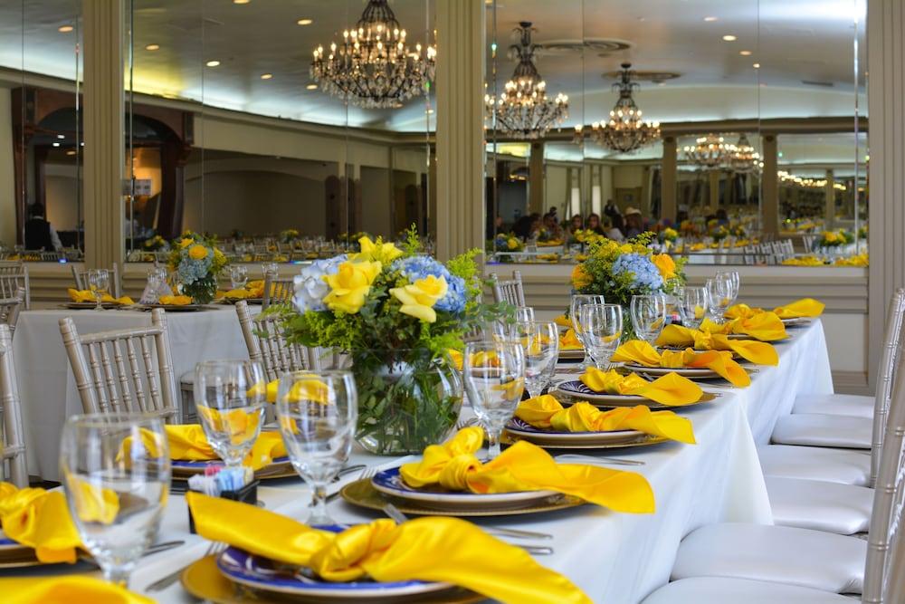 restaurant cafeteria