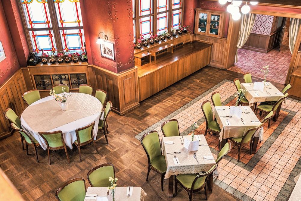 restaurant cafeteria