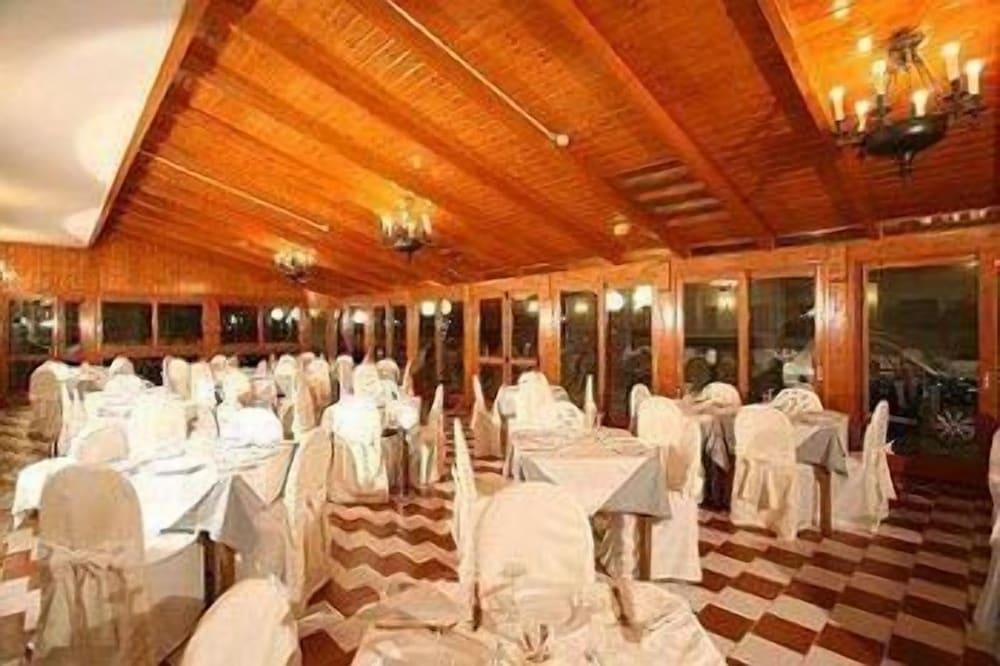 restaurant cafeteria