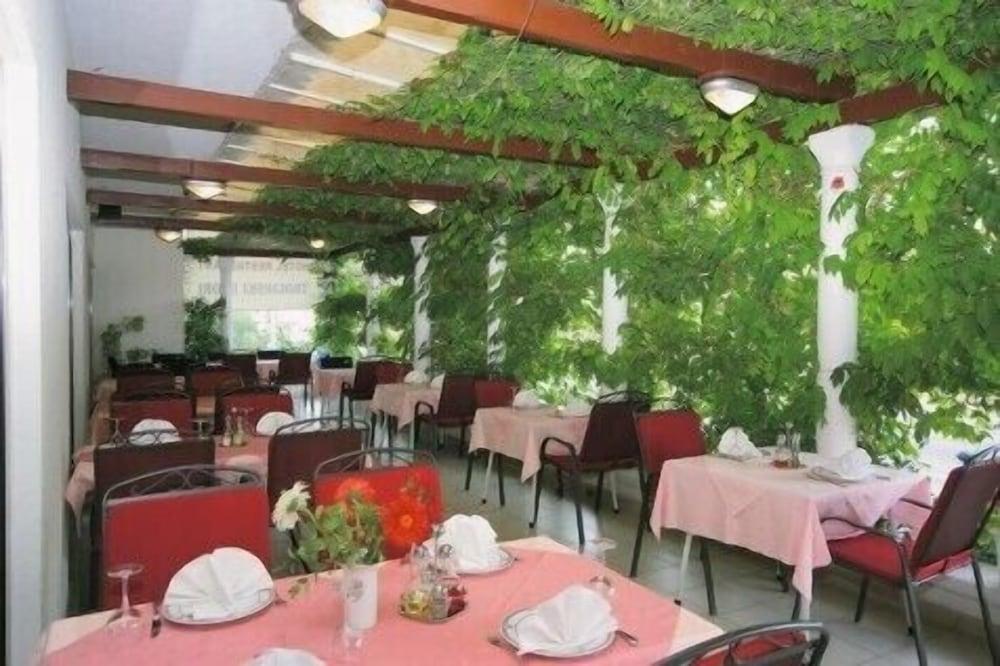 restaurant cafeteria