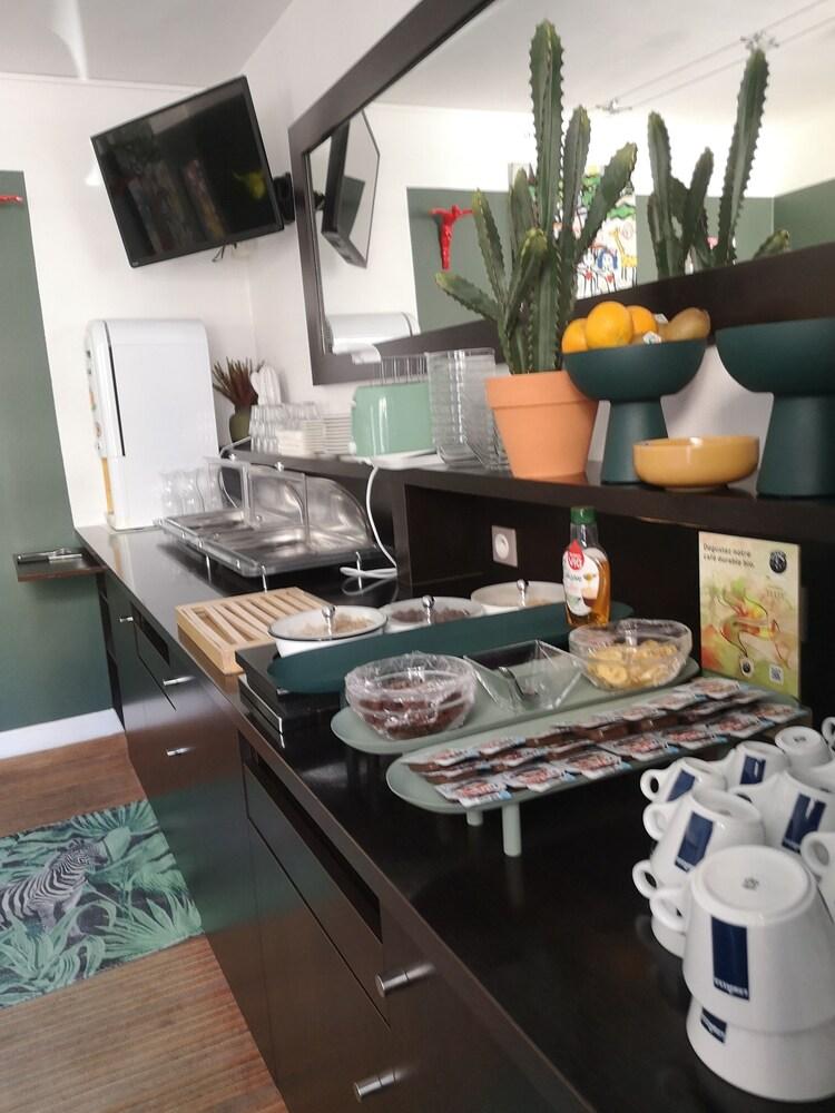 restaurant cafeteria