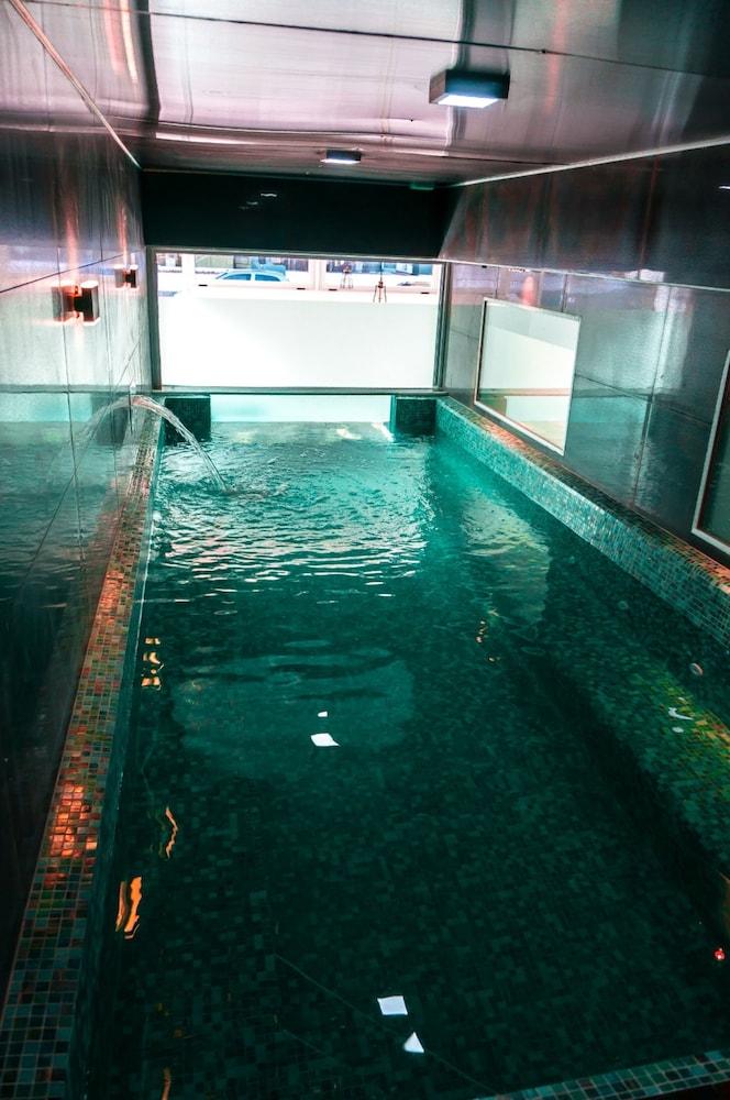 swimming pool spa