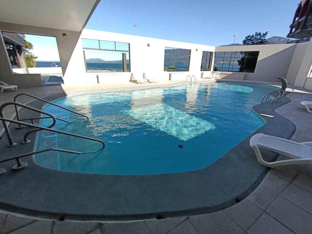 swimming pool spa