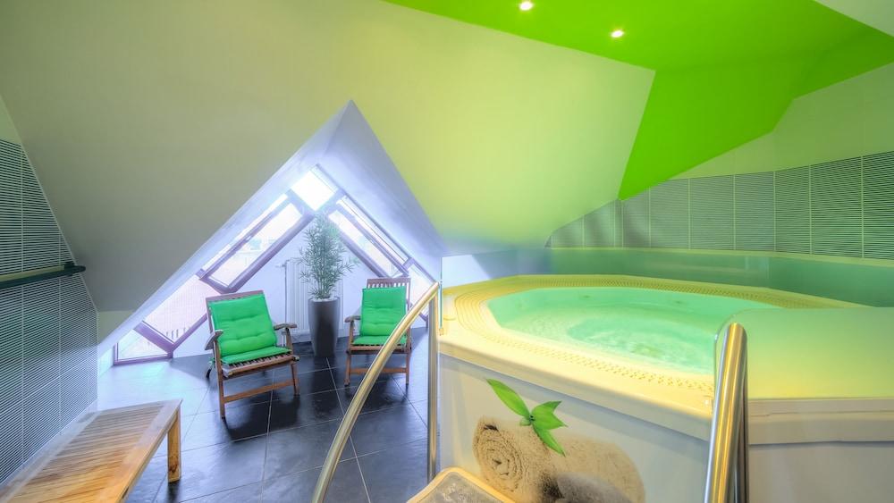 swimming pool spa