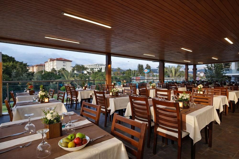 restaurant cafeteria