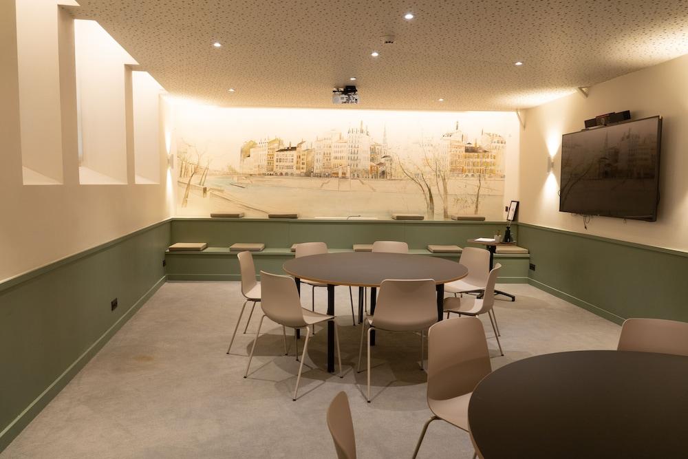 restaurant cafeteria