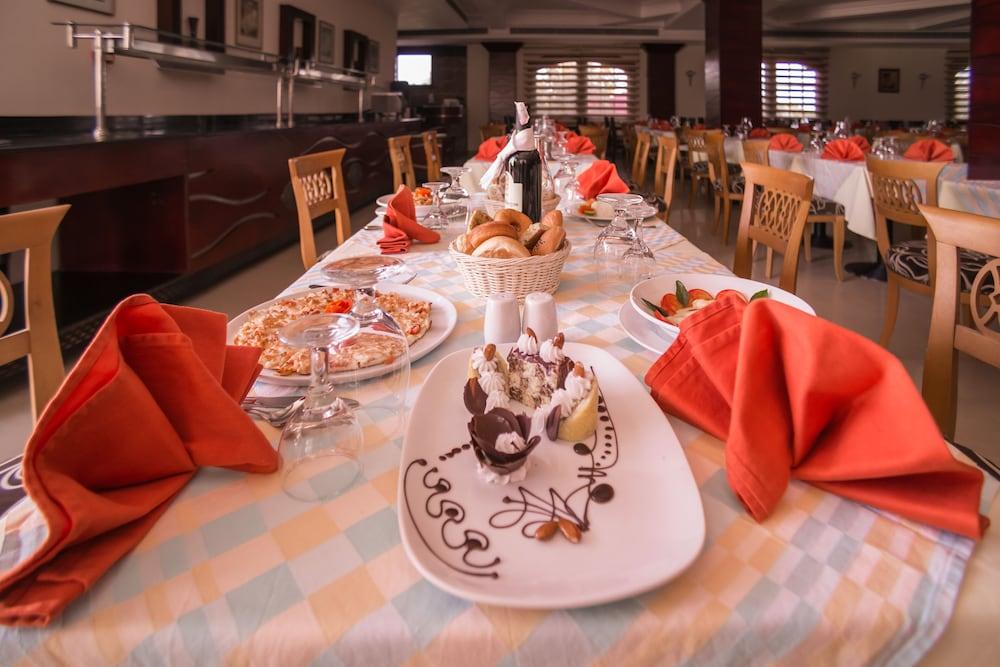 restaurant cafeteria
