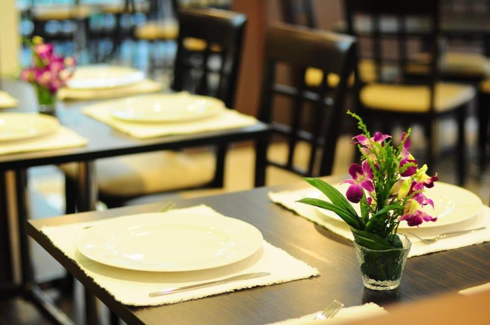 restaurant cafeteria