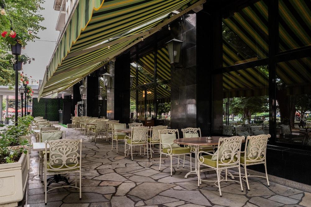 restaurant cafeteria