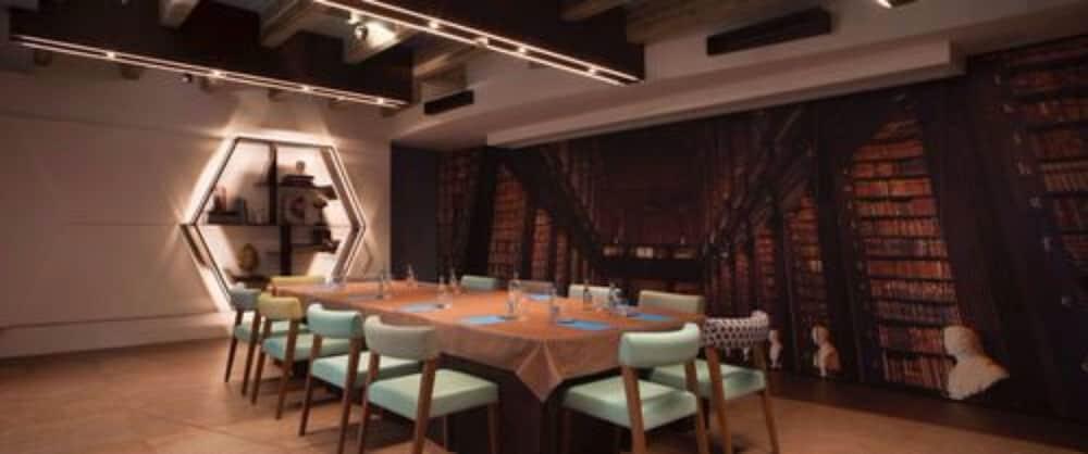 restaurant cafeteria