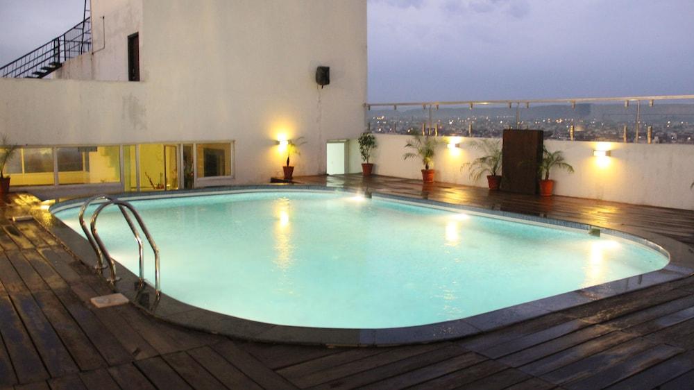 swimming pool spa