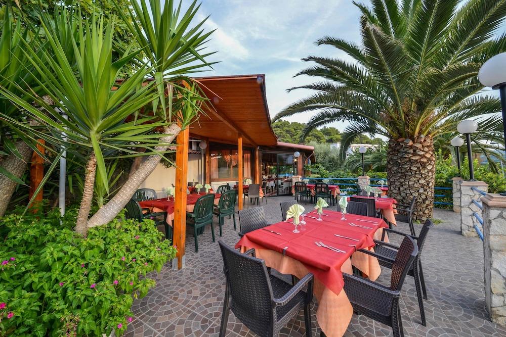 restaurant cafeteria