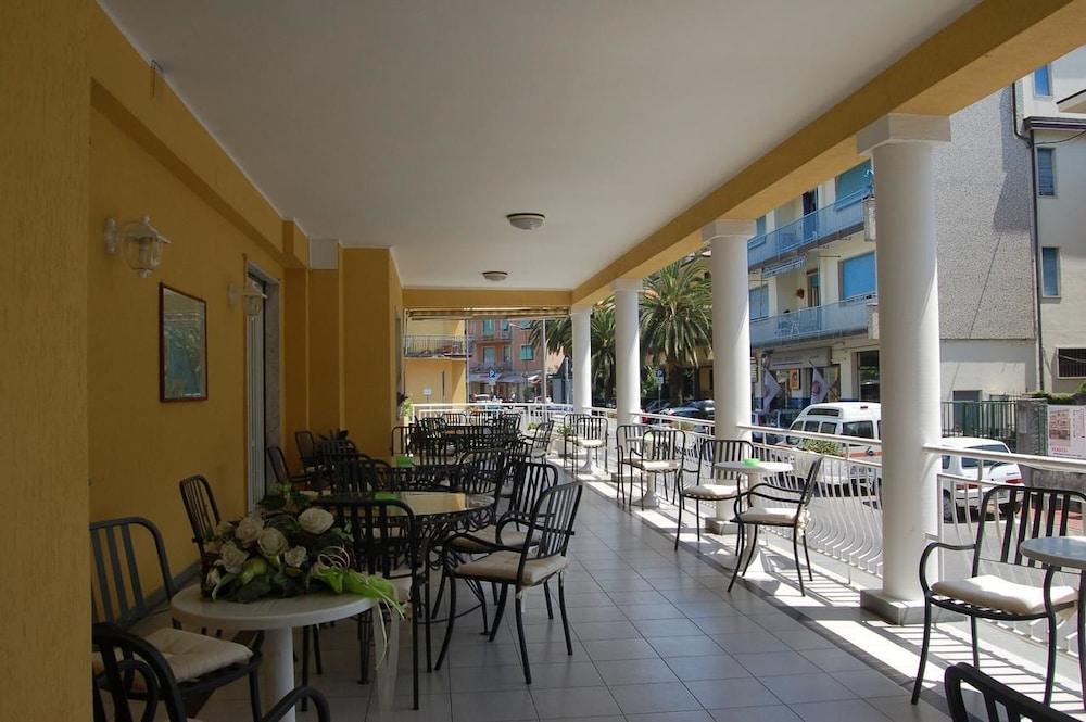 restaurant-cafeteria