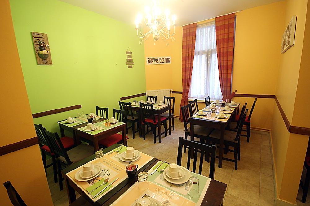 restaurant cafeteria