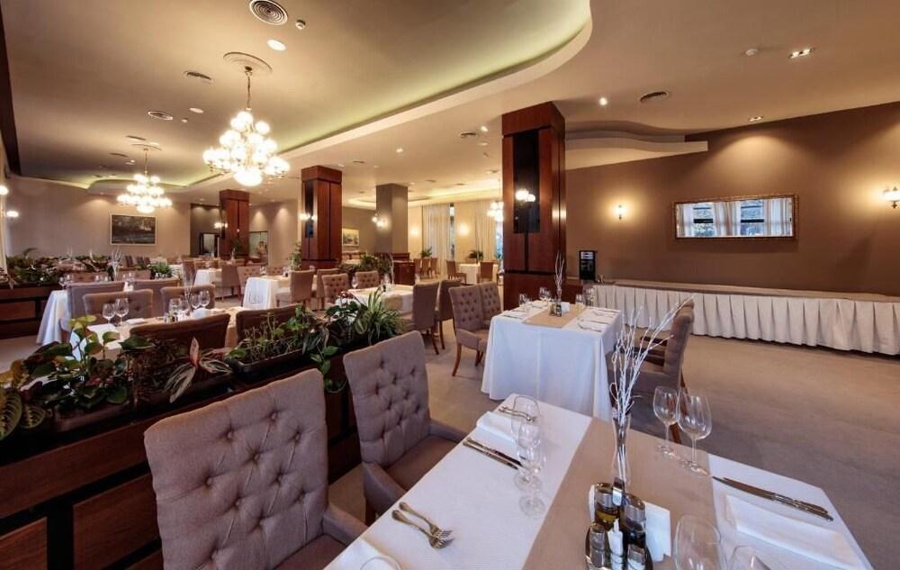restaurant-cafeteria