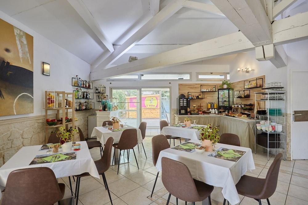 restaurant cafeteria