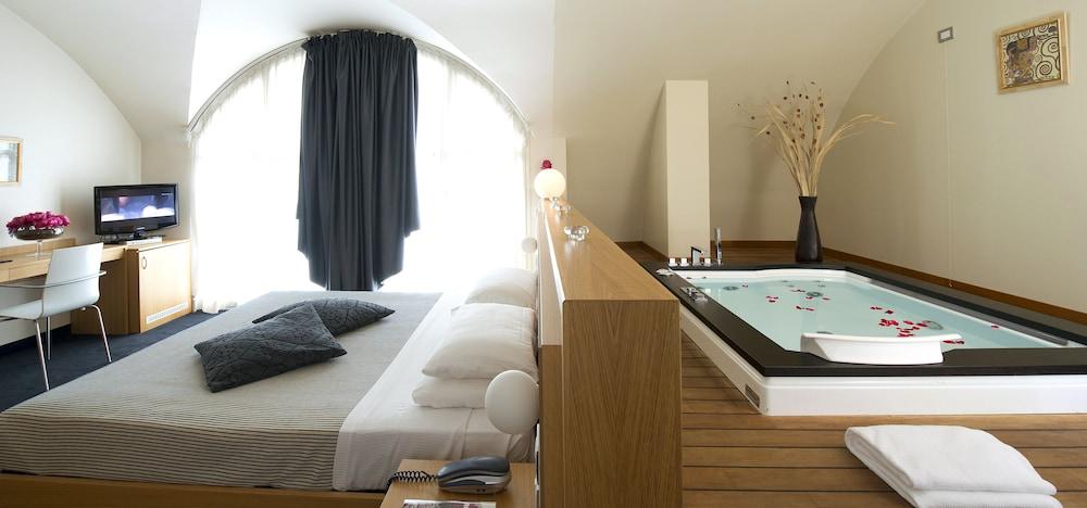 swimming pool spa