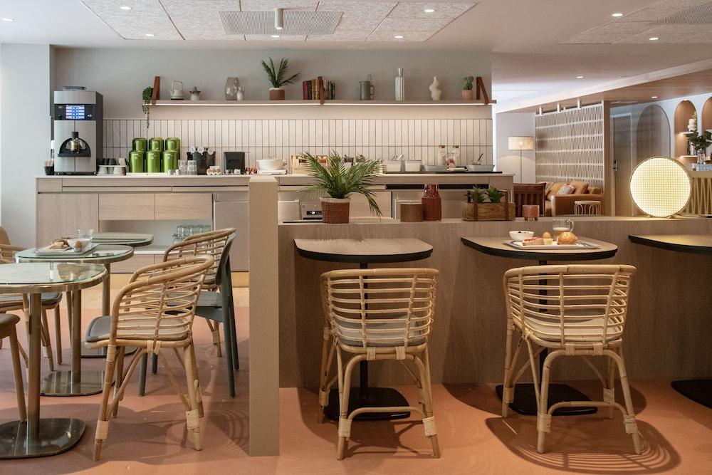 restaurant cafeteria