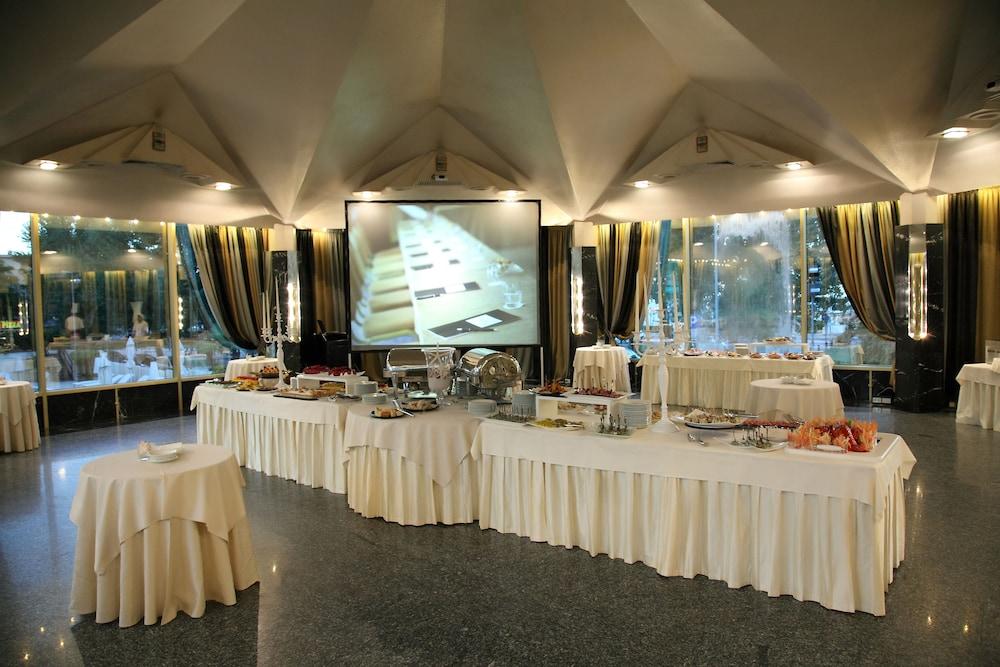 restaurant cafeteria