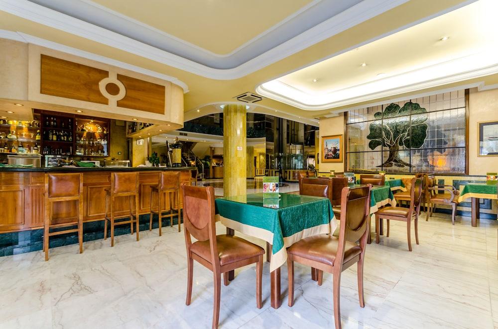 restaurant cafeteria