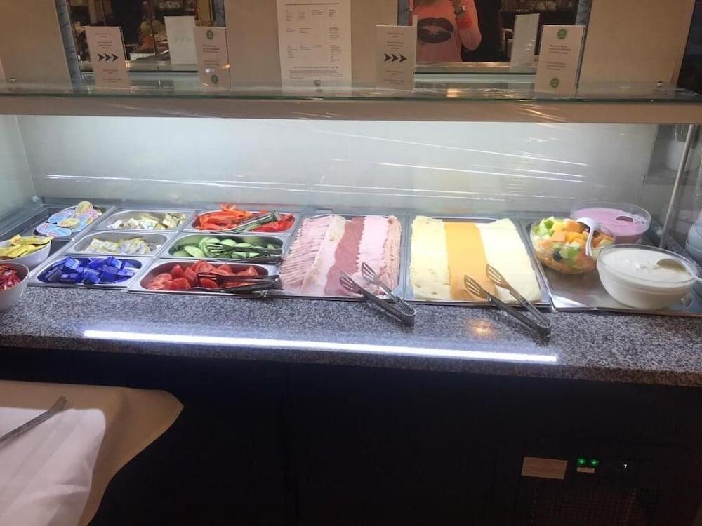 restaurant cafeteria