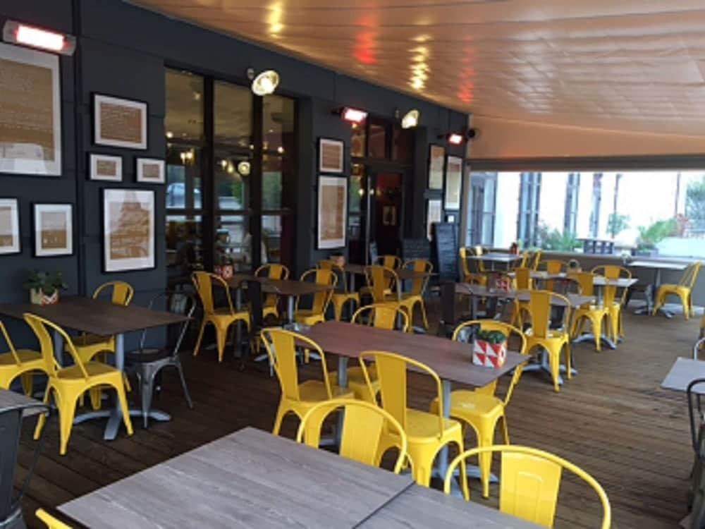 restaurant cafeteria