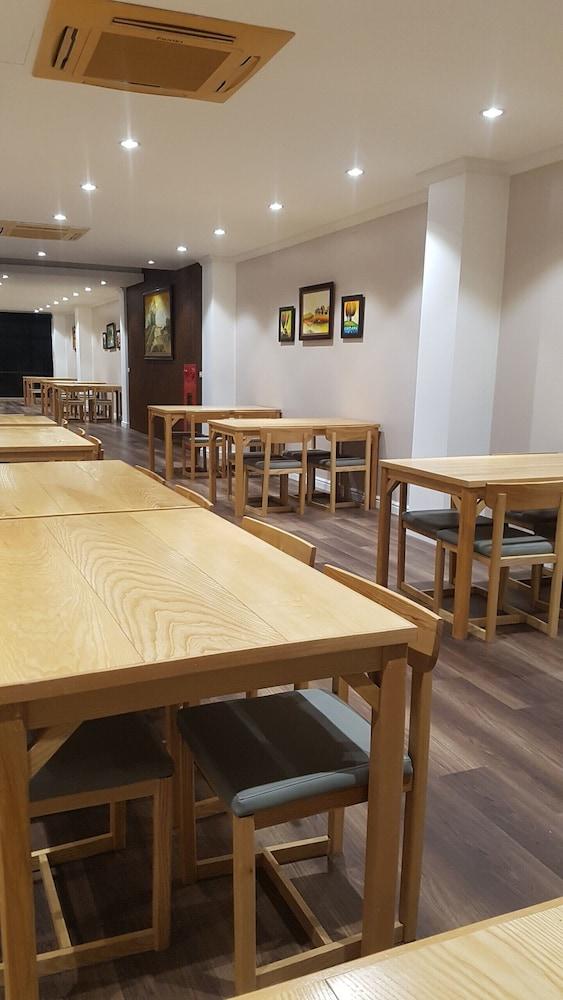 restaurant cafeteria