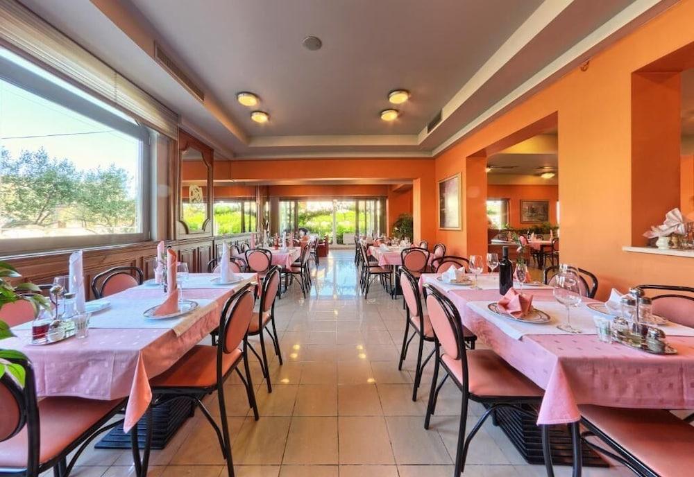 restaurant-cafeteria