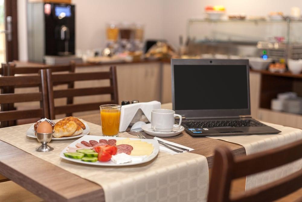 restaurant cafeteria