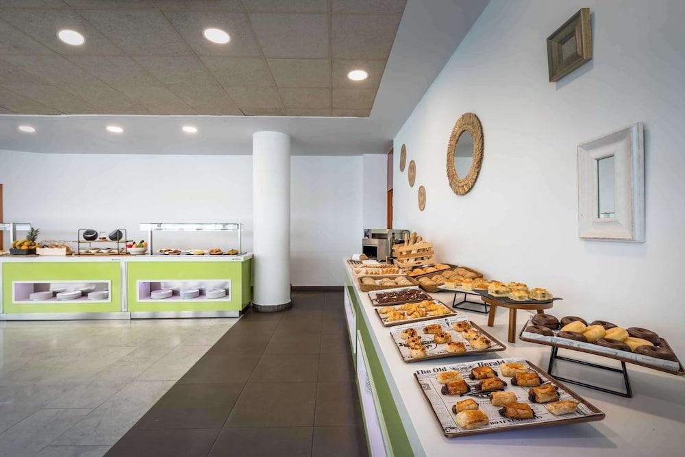 restaurant cafeteria