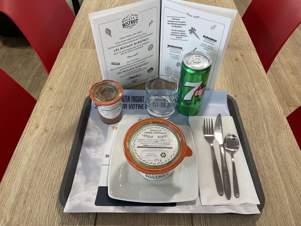 restaurant cafeteria