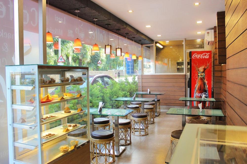 restaurant cafeteria