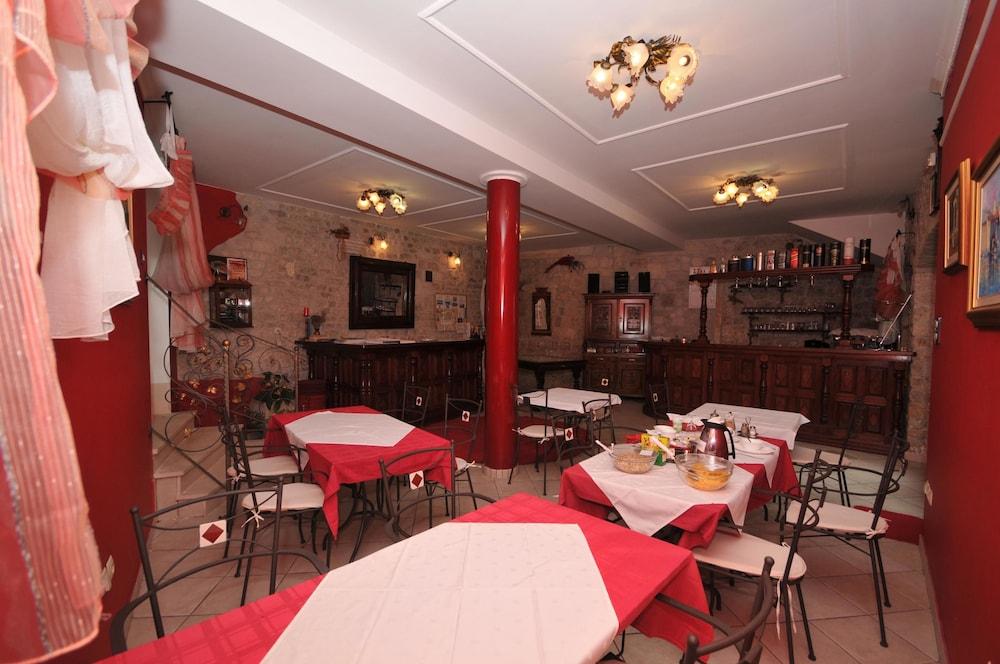 restaurant cafeteria