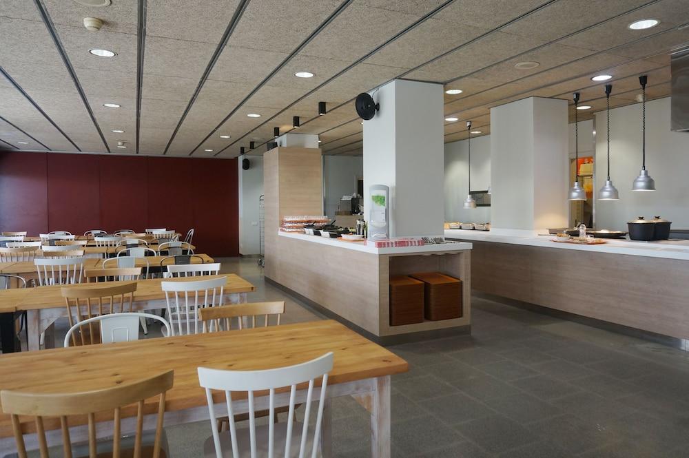 restaurant cafeteria