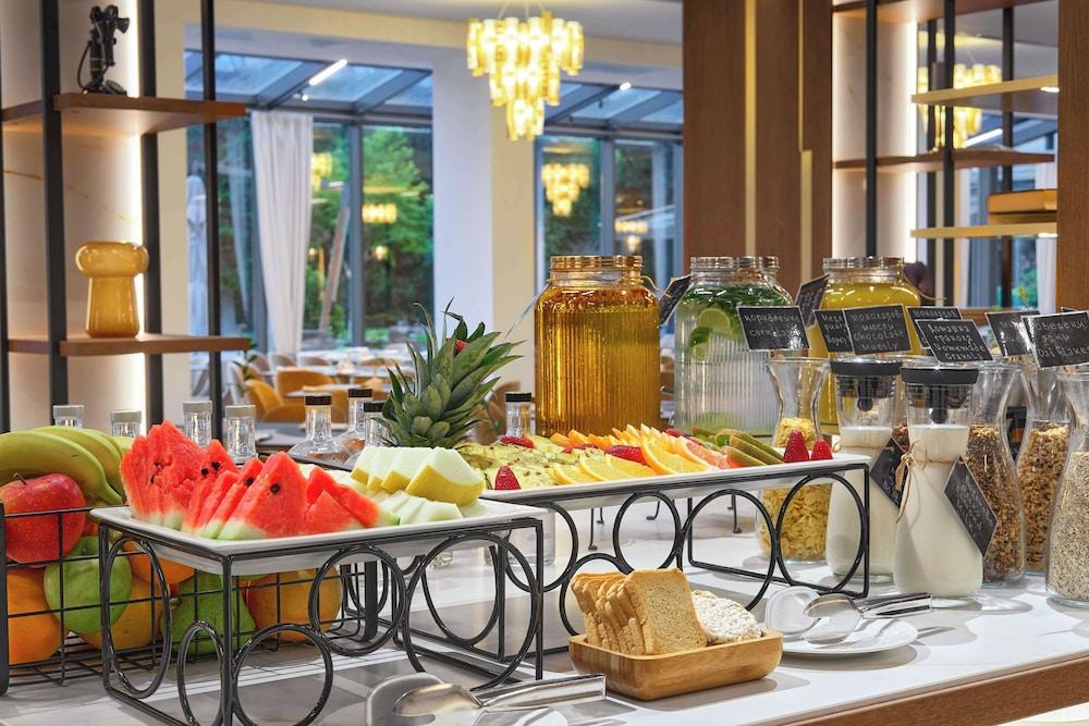 restaurant cafeteria