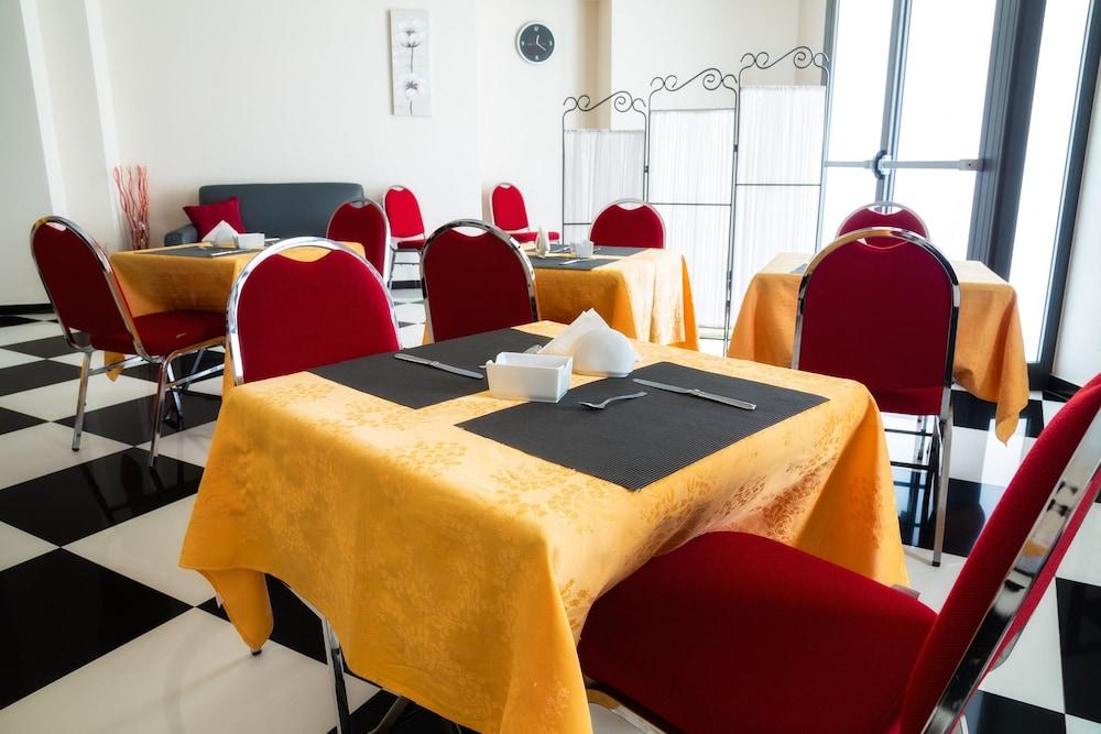 restaurant cafeteria