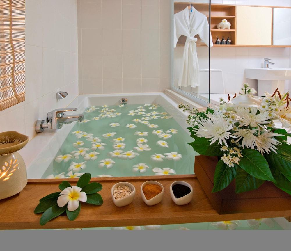swimming pool spa