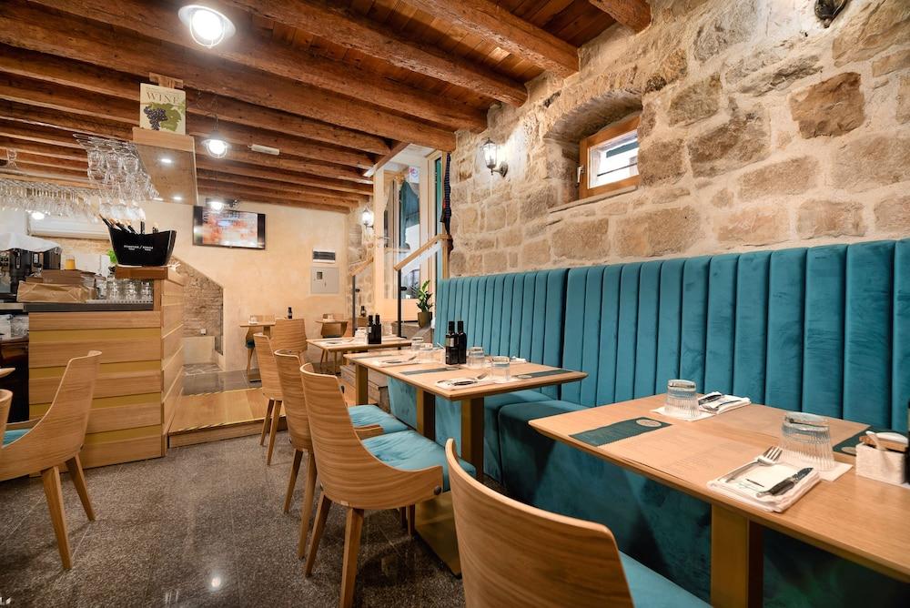 restaurant cafeteria