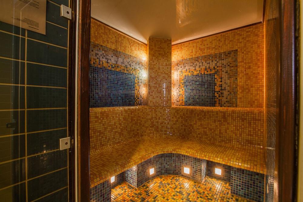 swimming pool spa