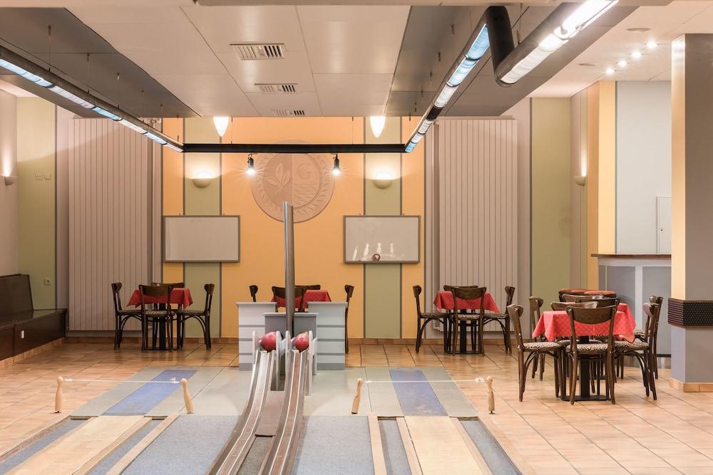 restaurant cafeteria