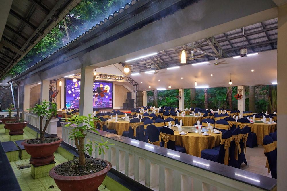 restaurant cafeteria