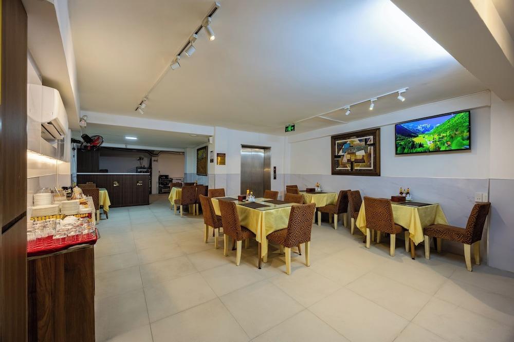 restaurant cafeteria