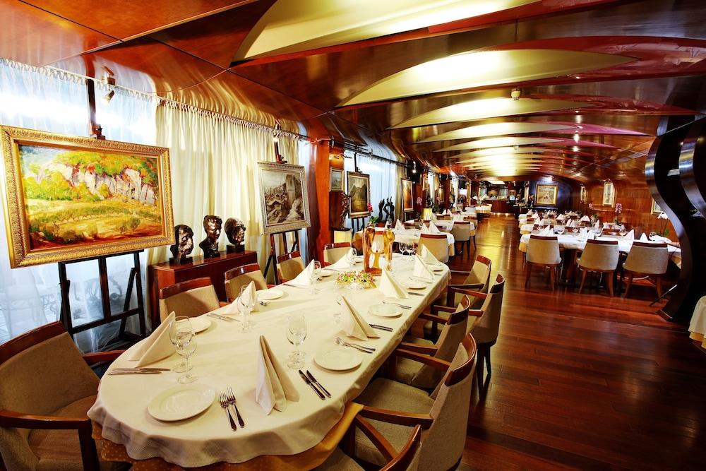 restaurant cafeteria