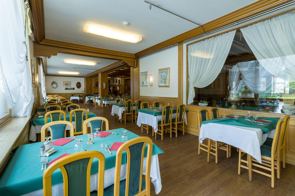 restaurant cafeteria