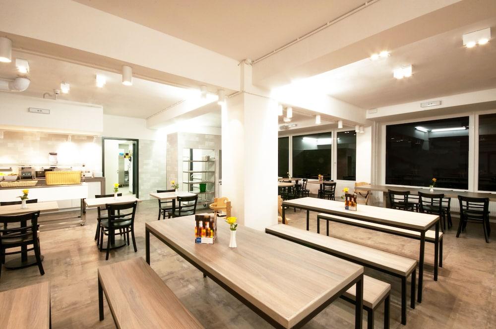 restaurant cafeteria