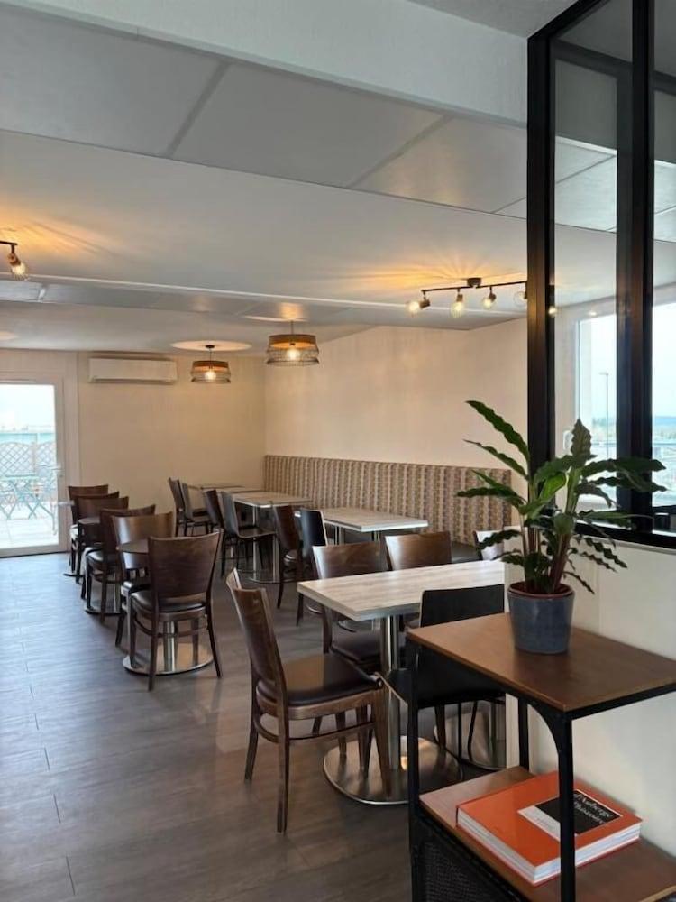 restaurant cafeteria