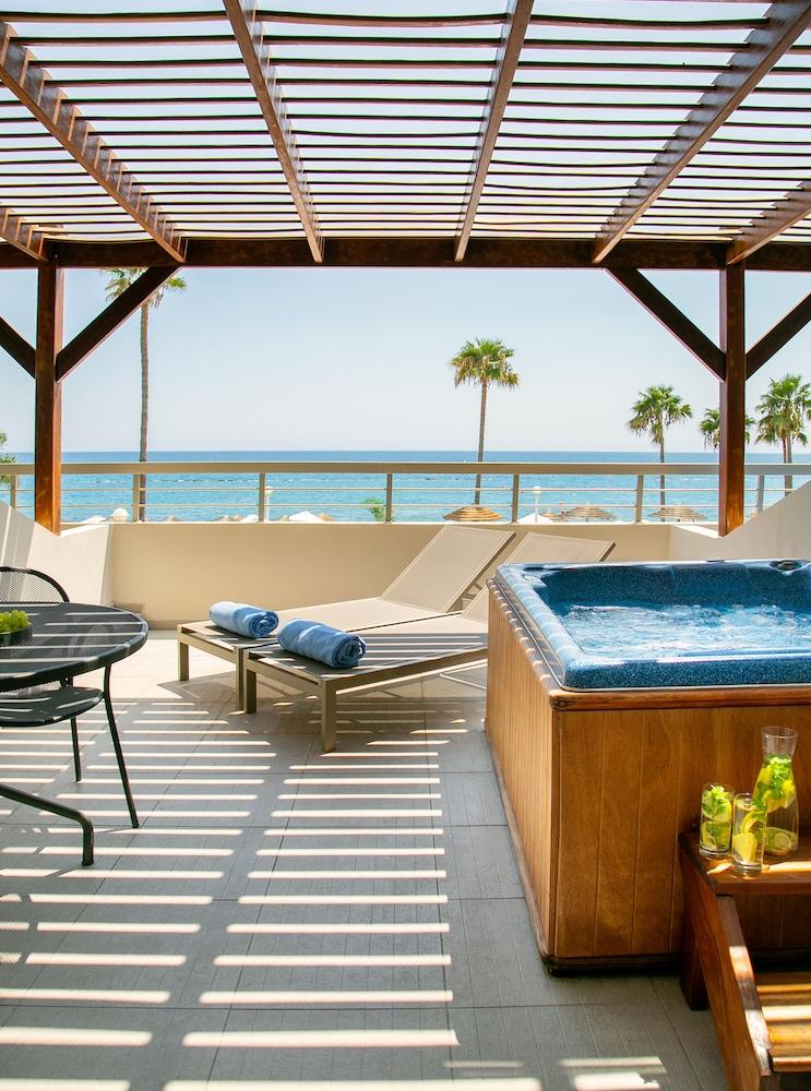 swimming pool spa