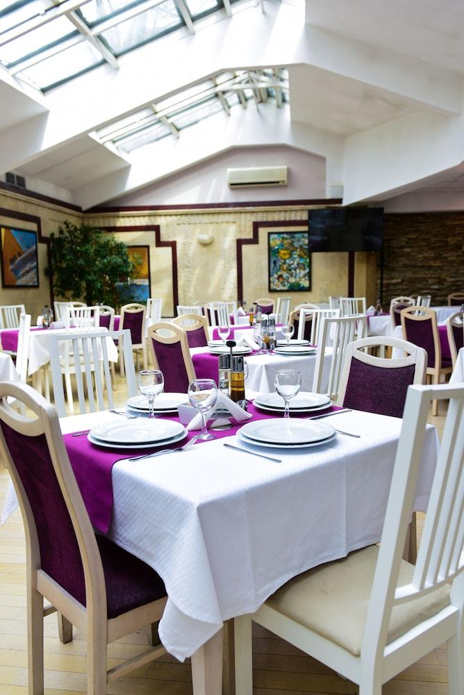 restaurant cafeteria
