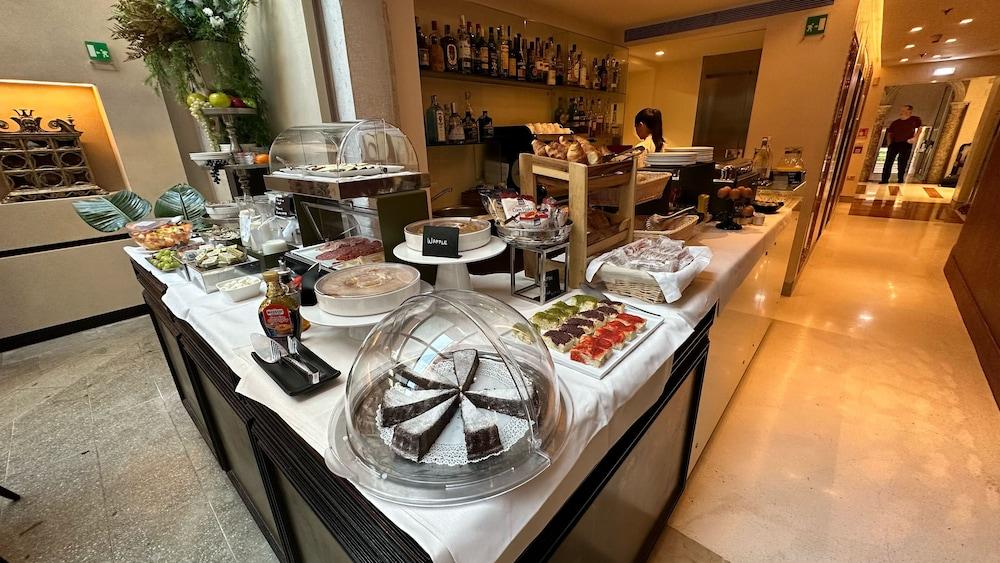restaurant cafeteria